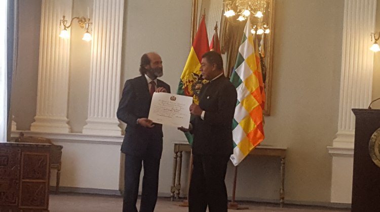 Crispín Moreira. representante de la FAO en Bolivia recibe condecoración del canciller Fernando Huanacuni. Foto: ANF