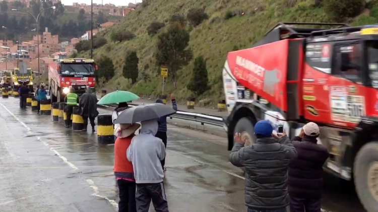 El paso de los camiones por la autopista La Paz-El Alto durante el Dakar 2017.  Foto: Captura de pantalla YouTube