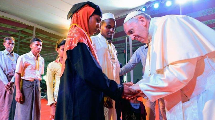 Papa Francisco saluda al grupo de rohingya refugiados en Bangladesh . Foto: L'Osservatore Romano