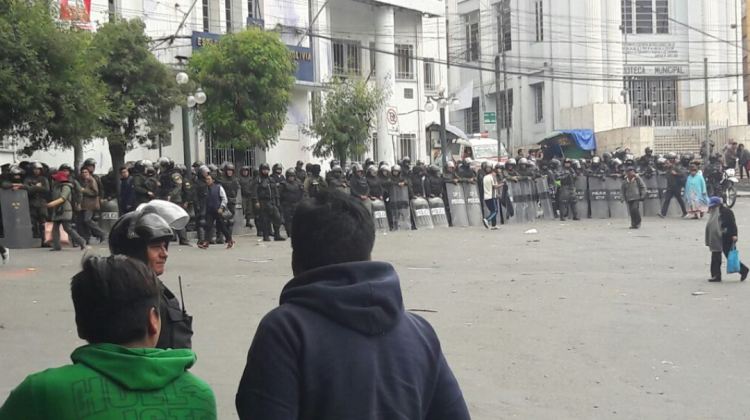 Policías resguardan el MInisterio de salud. Foto: ANF