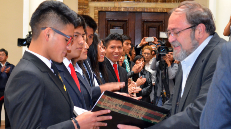 Los mejores estudiantes junto al ministro Roberto Aguilar. Foto: ABI.