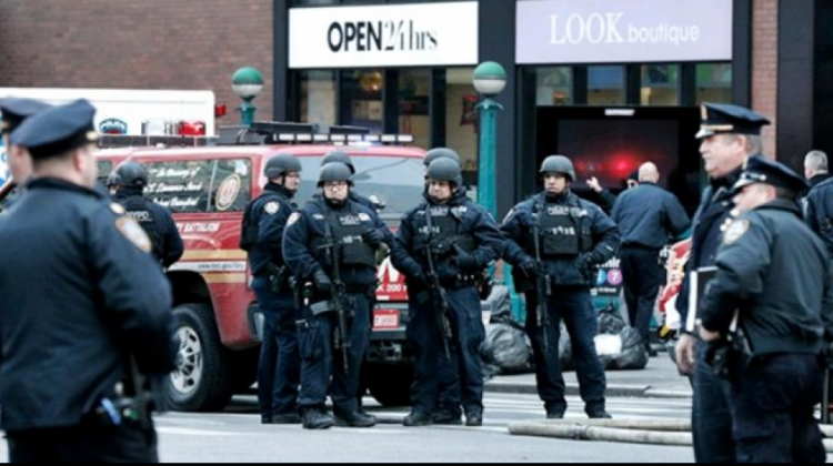 Un gran contingente de policías bloquearon el sitio donde se registró la explosión.   Foto: Internet