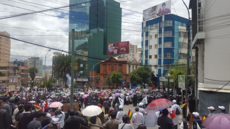 La protesta que médicos y estudiantes protagonizaron ayer frente al Ministerio de Salud. Foto: ANF.