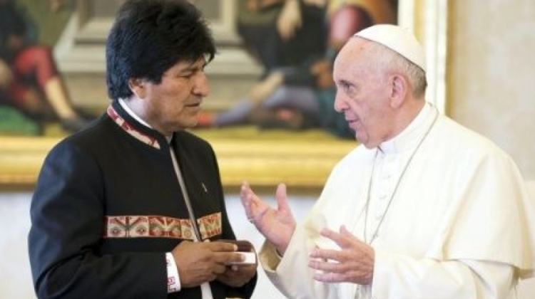 Presidente Evo Morales en uno de sus encuentros con el papa Francisco. Foto: Telesur
