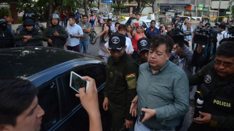 La exautoridad Edwin Castellanos es conducido por la Policía. Foto: Los Tiempos