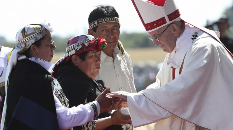 El papa Francisco saluda a unos mapuches en la misa en la base aérea de Temuco, en Chile. Foto: AP