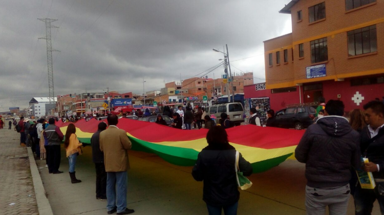Las plataformas ciudadanas portando una bandera tricolor.   Foto: Franz Torres