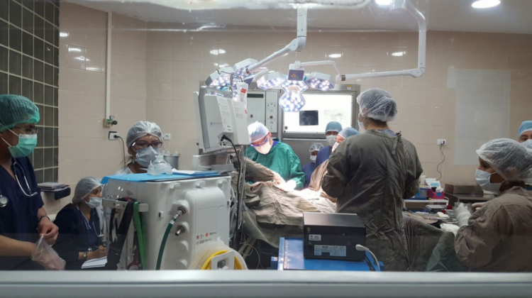 Médicos en plena cirugía en el Hospital de Clínicas. Foto: ANF