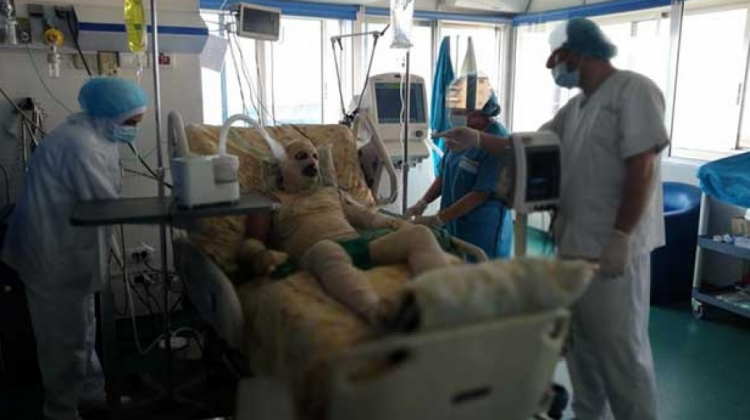 Ryad Khalaf Zibou recibe atención médica en un hospital en Trípoli tras prenderse fuego fuera de la oficina del ACNUR. Foto: Zócalo
