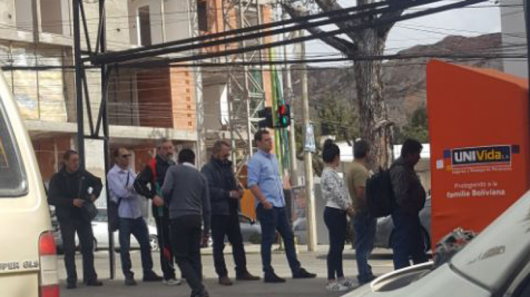Personas hacen fila para la renovación y compra del SOAT 2018 en La Paz.  Foto: ANF