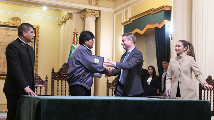 El presidente Evo Morales y el embajador León de la Torre jefe de la Unión Europea. Foto: ABI