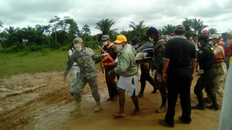 Grupos de rescate trasladan el cuerpo de la médica. Foto: Taxi Noticias