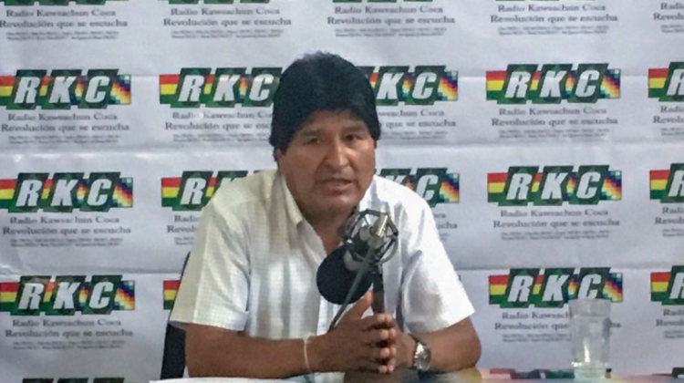 El presidente Evo Morales conduce un programa desde radio Kawsachun Coca. Foto: Palacio de Gobierno