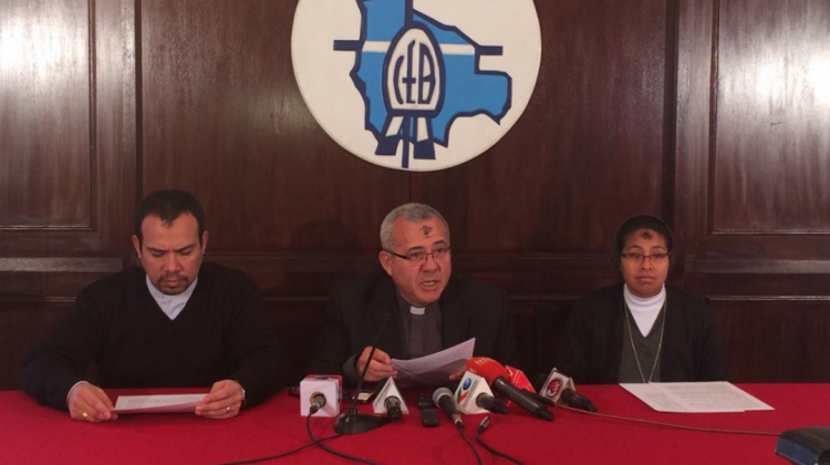 El padre José Fuentes junto a representantes de la CEB en rueda de prensa. Foto: CEB.