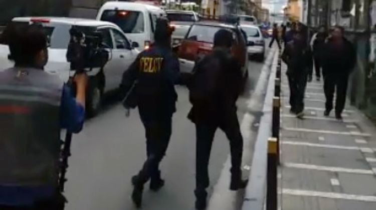 El exgerente de Bolivia TV es conducido a celdas policiales. Foto: captura de pantalla.