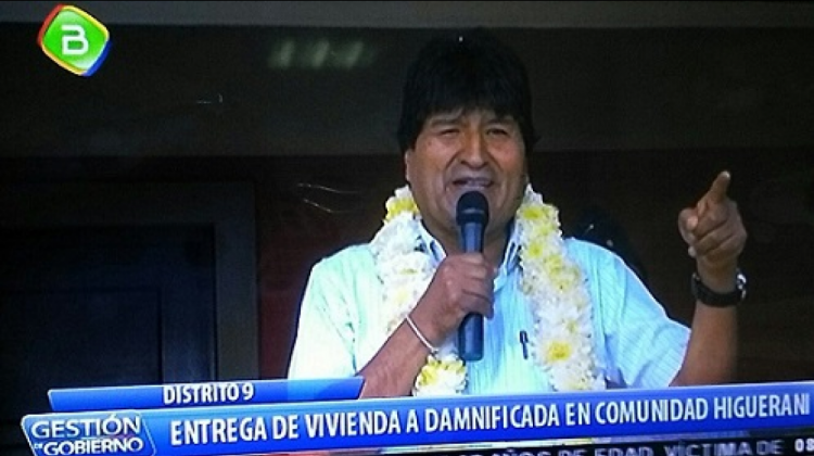 Evo Morales durante la entrega de una vivienda en Higuerani.  Foto: Captura BTV