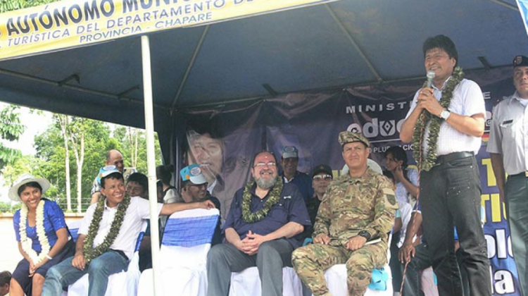 Morales junto a dirigentes cocaleros del Trópico de Cochabamba. Foto: ABI