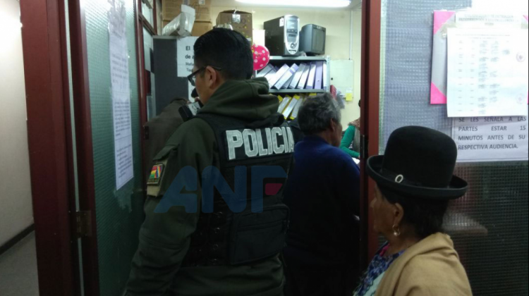 Policía vigila a implicado en feminicidio en juzgados de La Paz. Foto: ANF.