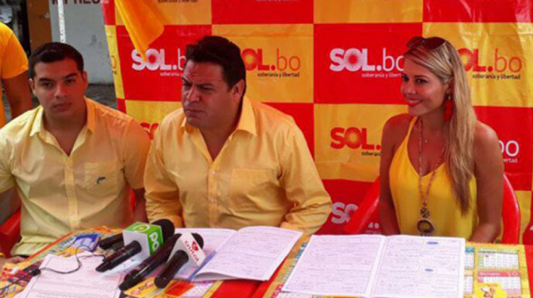 Luis Revilla, junto a los militantes de Sol.BO en la campaña de recolección de firmas. Foto: SOL.BO
