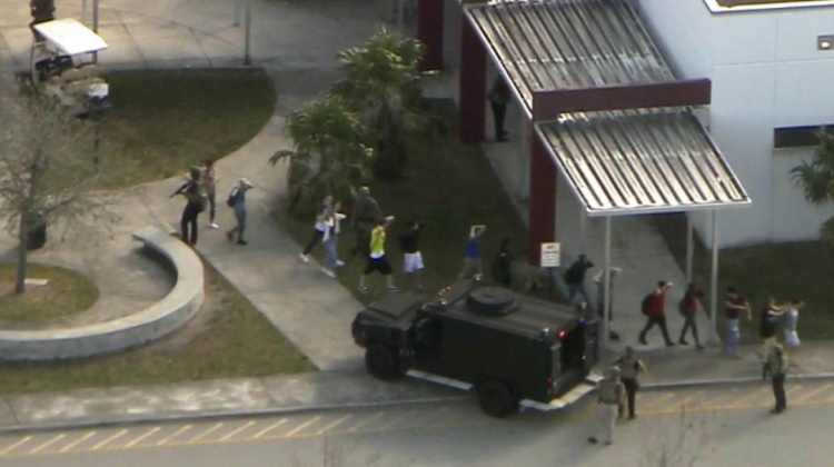 Estudiantes salen de la escuela secundaria Stoneman Douglas tras registrarse el tiroteo en su interior. Foto: CNN