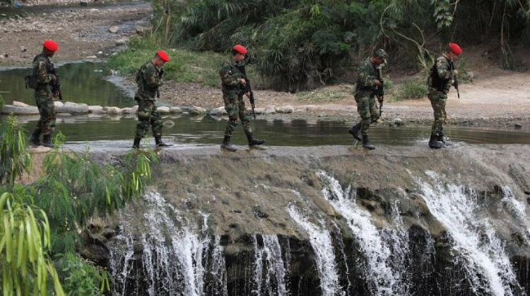 Tropas venezolanas patrullan un puesto de control cerca de la frontera entre Venezuela y Colombia en San Antonio , estado Táchira. Foto: La Opinión