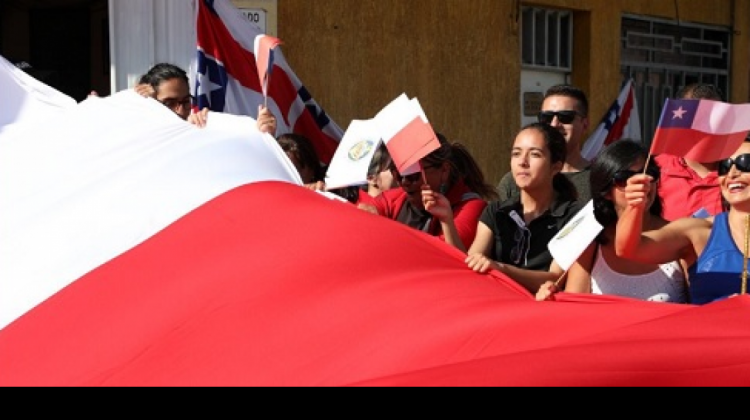 Embanderaron Antofagasta para apoyar alegatos chilenos.  Foto: Karen Rojo