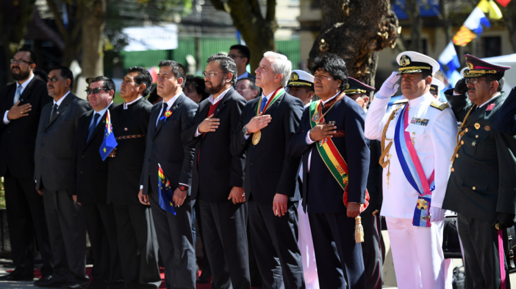 El presidente Evo Morales, el vicepresidente Álvaro García Linera junto a sus ministros durante el acto del Día del Mar.   Foto: ABI