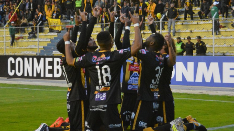 Jugadores del Tigre celebran y agredecen por el único tanto del partido.    Foto: Prensa The Strongest