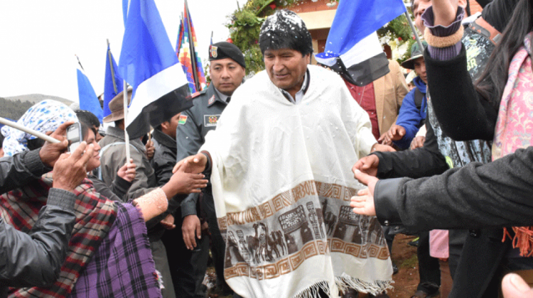 Morales llegó a Arani a entregar viviendas. Foto: ABI.