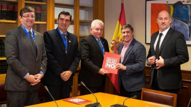 Rubén Costas junto a Demócratas con diputados del Congreso español.