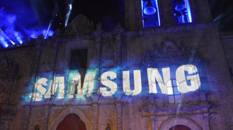 El frontis de la Basílica de San Francisco se iluminó con un "mapping" durante el evento.