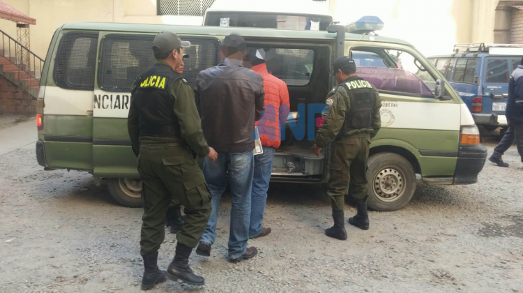 Custodios policiales trasladan a detenidos preventivos. Foto ilustrativa: ANF