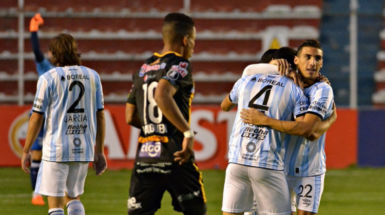 Jugadores de Atlético Tucumán festejan uno de los tantos ante The Strongest.  Foto: @Conmebol