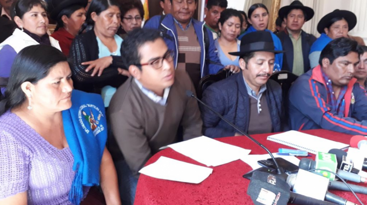 Gobernador de Chuquisaca, Estaban Urquizu en conferencia de prensa. Foto: Radio Encuentro