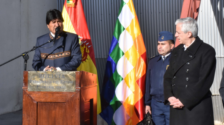 El presidente Evo Morales y el vicepresidente, Álvaro García Linera en el hangar presidencial. Foto: ABI
