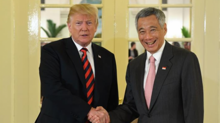 El presidente de EEUU, Donald Trump (izq.) y el premier de Singapur, Lee Hsien Loong, se estrechan la mano en Istana. Foto: HispanTV