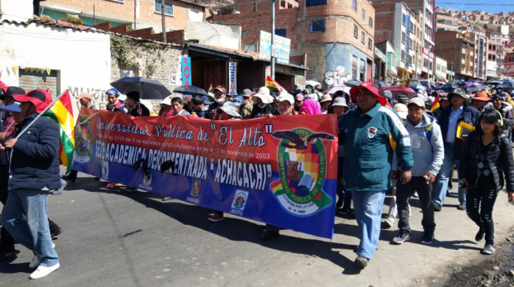 La marcha en su ingreso a la urbe paceña. Foto: Edwin Q.