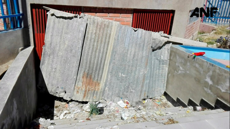 La construcción del baño encomendado por la Alcaldía está tapado con una calamina. Foto: ANF