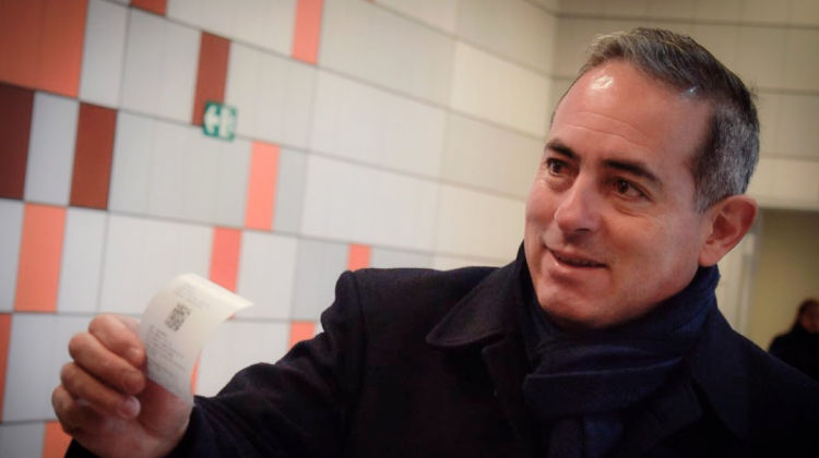 El gerente de Mi Teleférico, César Dokcweiler muestra un boleto inteligente. Foto: Mi Teleférico