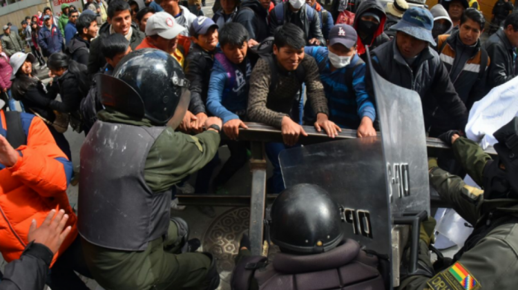 Enfrentamientos de estudiantes de la UPEA con la Policía Foto: Los Tiempos.