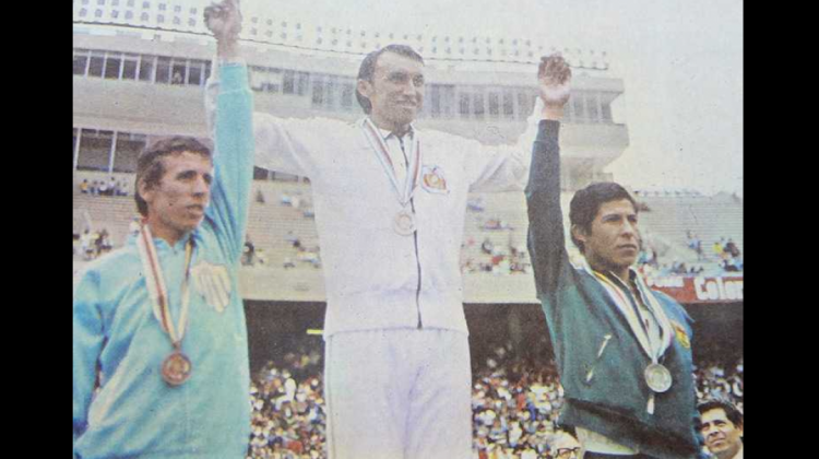 Jhonny Pérez, al recibir una de las tres medallas de oro que ganó en los juegos de 1978.