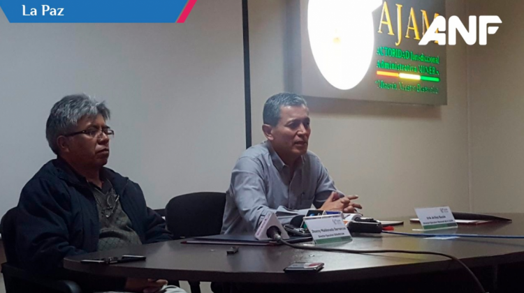 Jhonny Maldonado Barrancos y  Erik Ariñez Bazán, directores ejecutivos en la firma del convenio Foto: ANF