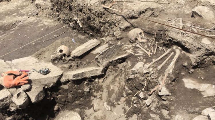 Restos óseos encontrados durante la construcción carretera Kilómetro 25 - Tarata - Anzaldo - Río Caine en Cochabamba.  Foto: ABC