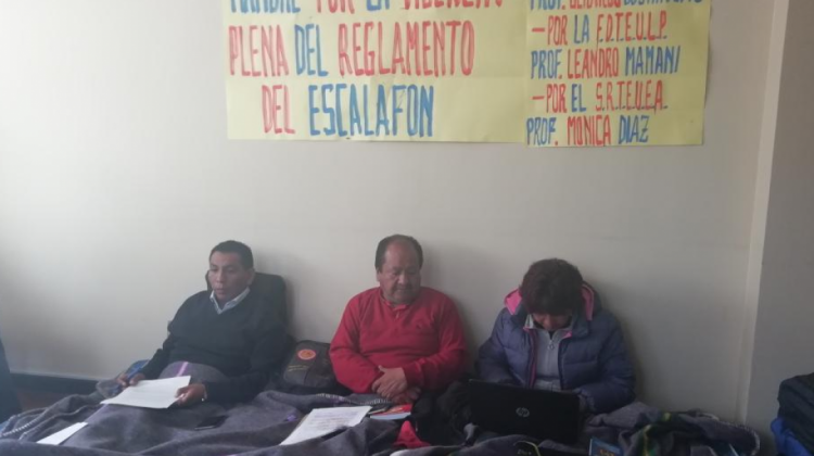 Los tres maestros en el piquete de huelga instalada en la Caso Social del Maestro de La Paz.  Foto: Armin Copa