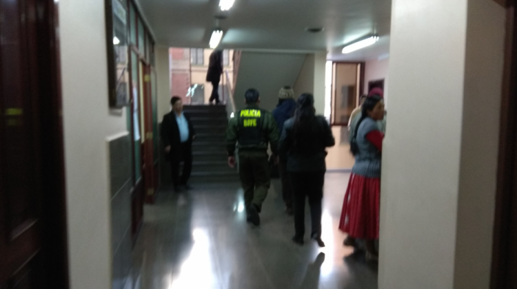 Un efectivo policial conduce a celdas judiciales al acusado. Foto: ANF