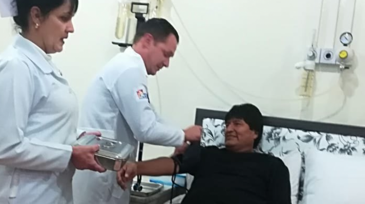 Presidente Morales durante revisión médica. Foto: Twitter Evo Morales