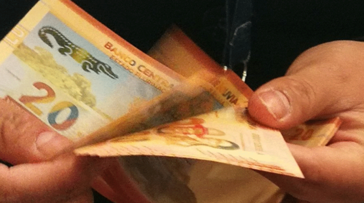 Los nuevos billetes de Bs20 mantienen el color predominante naranja. Foto: BCB.