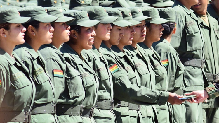 Un grupo jóvenes cumpliendo su servicio premilitar.   Foto: Diario Página Siete
