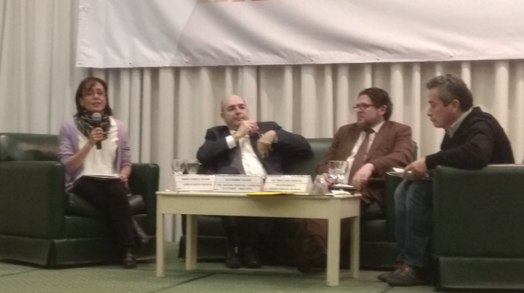 El experto en materia electoral, Alejandro Tullio en el panel junto a Teresa Zegada. Foto: TSE