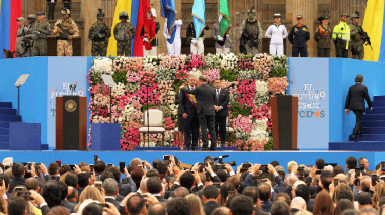 Imposición de la banda presidencial a Iván Duque. Foto: Nelson Cárdenas/Presidencia de Colombia.